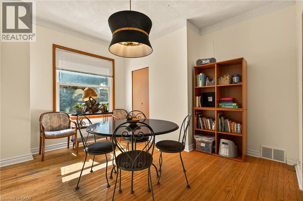 22 Spring Street, Hamilton, ON - Indoor Photo Showing Dining Room
