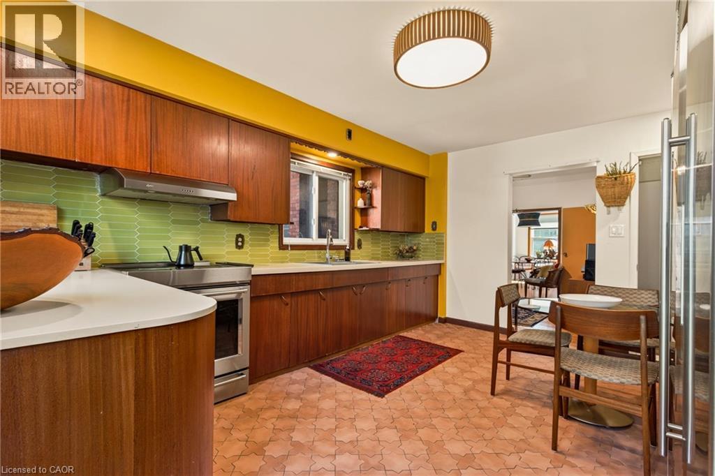 22 Spring Street, Hamilton, ON - Indoor Photo Showing Kitchen
