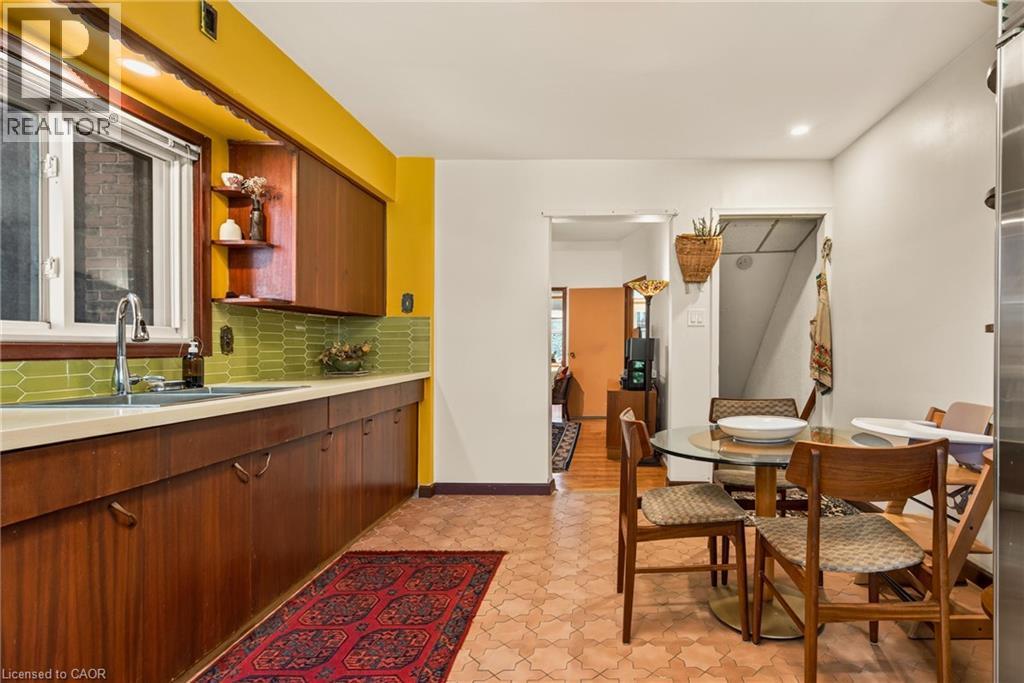 22 Spring Street, Hamilton, ON - Indoor Photo Showing Dining Room