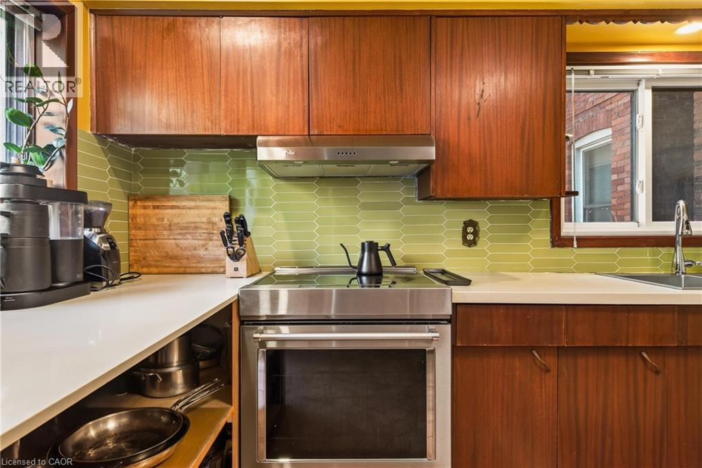 22 Spring Street, Hamilton, ON - Indoor Photo Showing Kitchen
