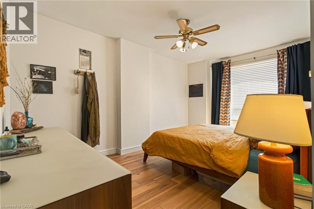 22 Spring Street, Hamilton, ON - Indoor Photo Showing Bedroom