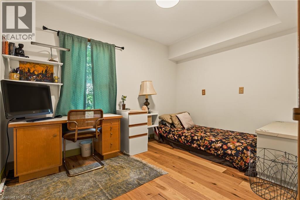 22 Spring Street, Hamilton, ON - Indoor Photo Showing Bedroom