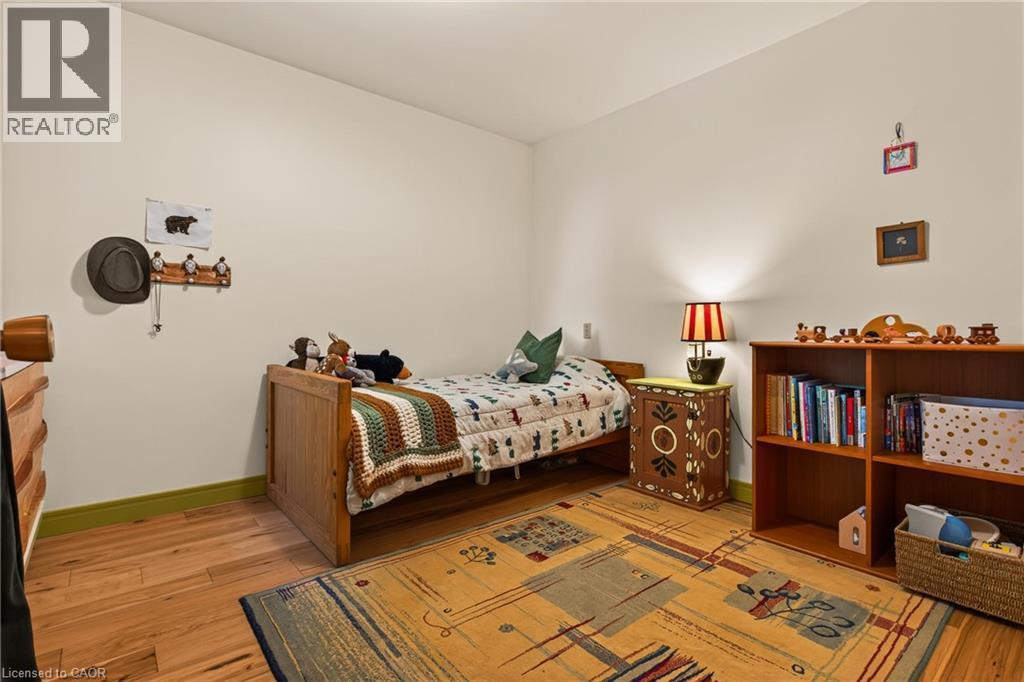 22 Spring Street, Hamilton, ON - Indoor Photo Showing Bedroom