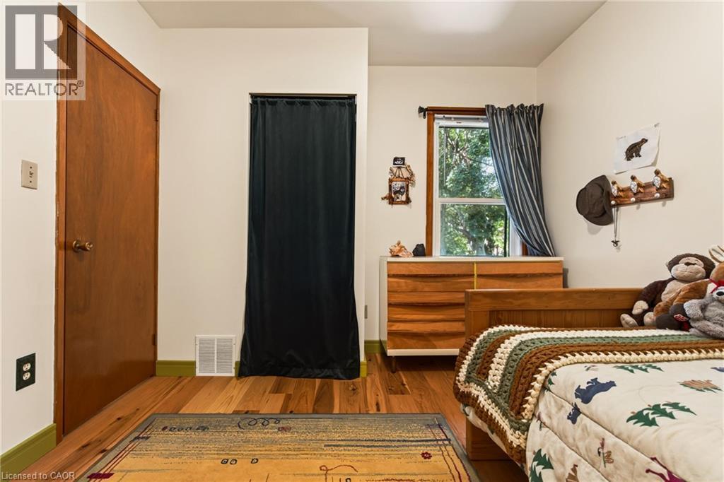 22 Spring Street, Hamilton, ON - Indoor Photo Showing Bedroom