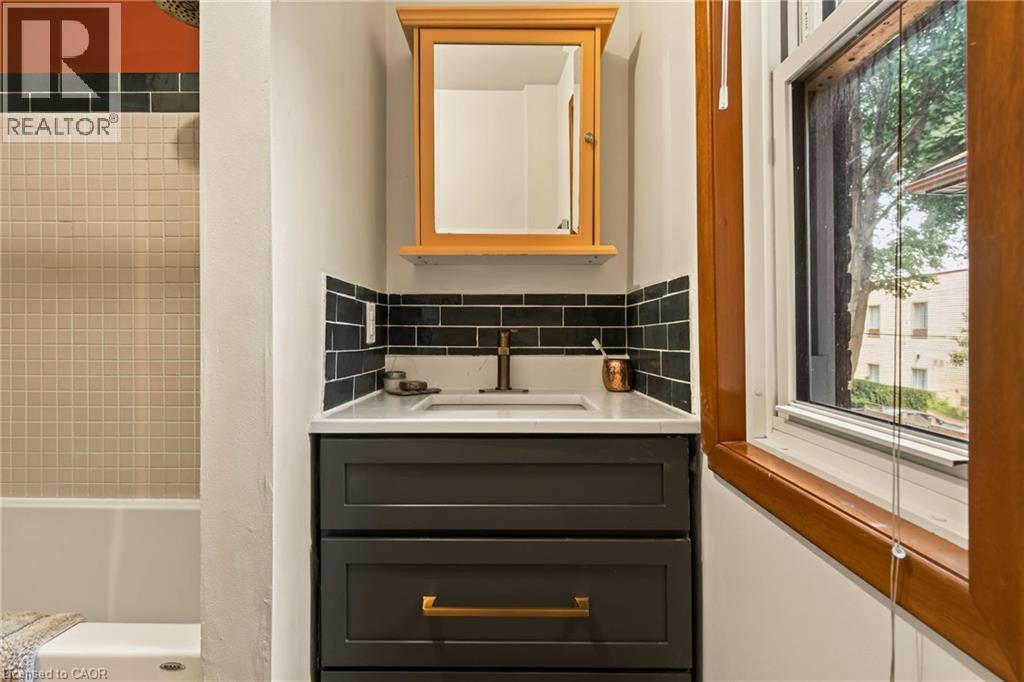 22 Spring Street, Hamilton, ON - Indoor Photo Showing Bathroom