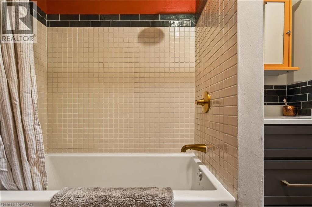 22 Spring Street, Hamilton, ON - Indoor Photo Showing Bathroom