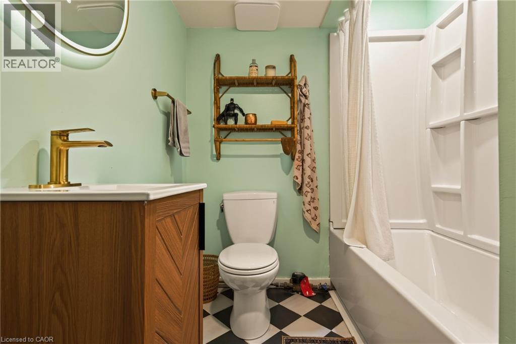 22 Spring Street, Hamilton, ON - Indoor Photo Showing Bathroom