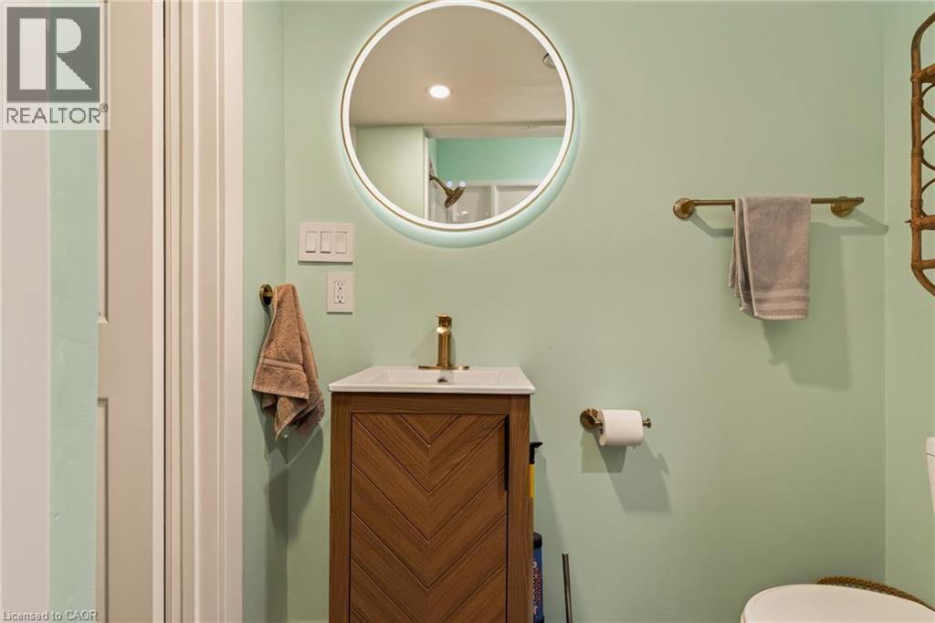 22 Spring Street, Hamilton, ON - Indoor Photo Showing Bathroom