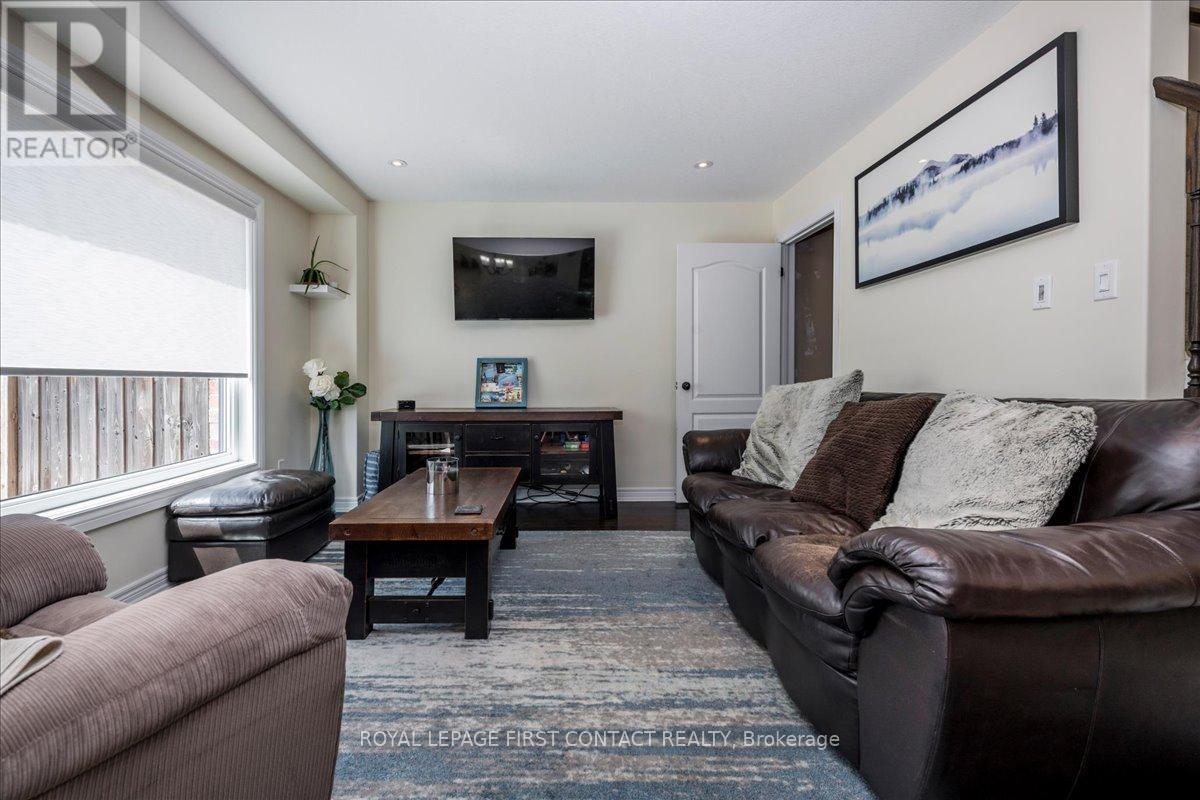 Living Room - 182 Banting Crescent, Essa, ON - Indoor Photo Showing Living Room