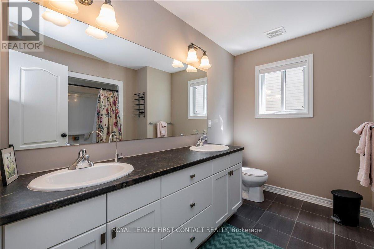 Ensuite - 182 Banting Crescent, Essa, ON - Indoor Photo Showing Bathroom