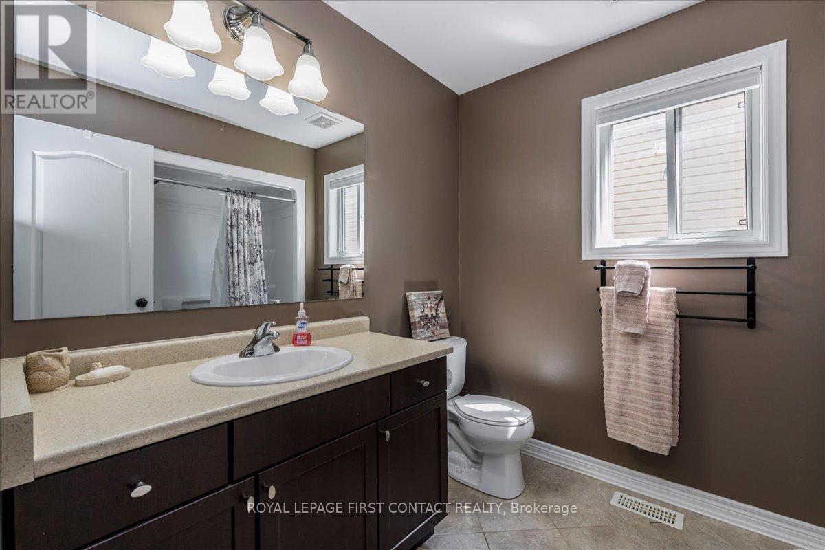Family Bathroom - 182 Banting Crescent, Essa, ON - Indoor Photo Showing Bathroom