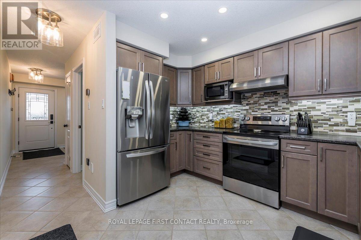 Kitchen - 182 Banting Crescent, Essa, ON - Indoor Photo Showing Kitchen