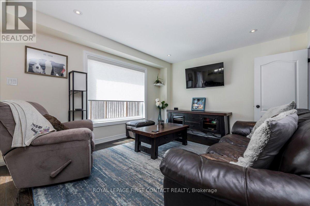 Living Room - 182 Banting Crescent, Essa, ON - Indoor Photo Showing Living Room