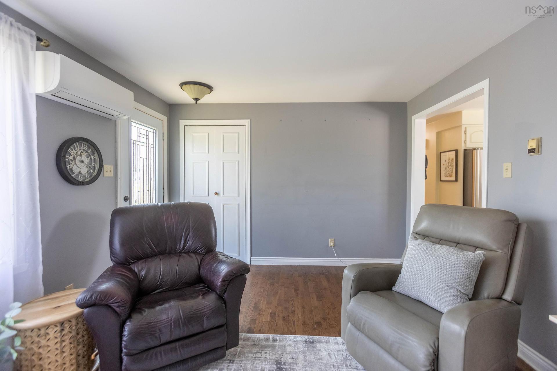 75 Willow Street, Amherst, NS - Indoor Photo Showing Living Room