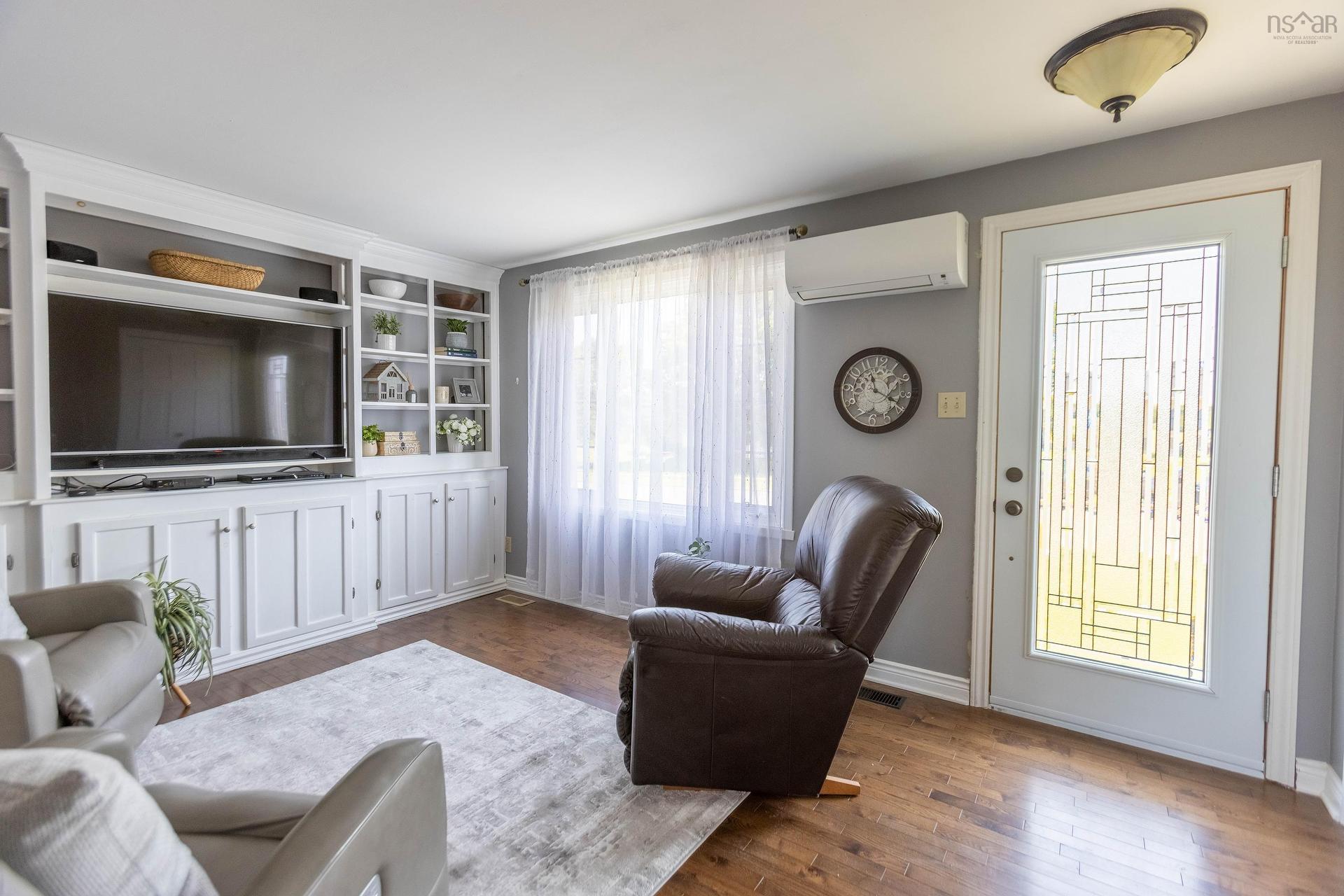 75 Willow Street, Amherst, NS - Indoor Photo Showing Living Room
