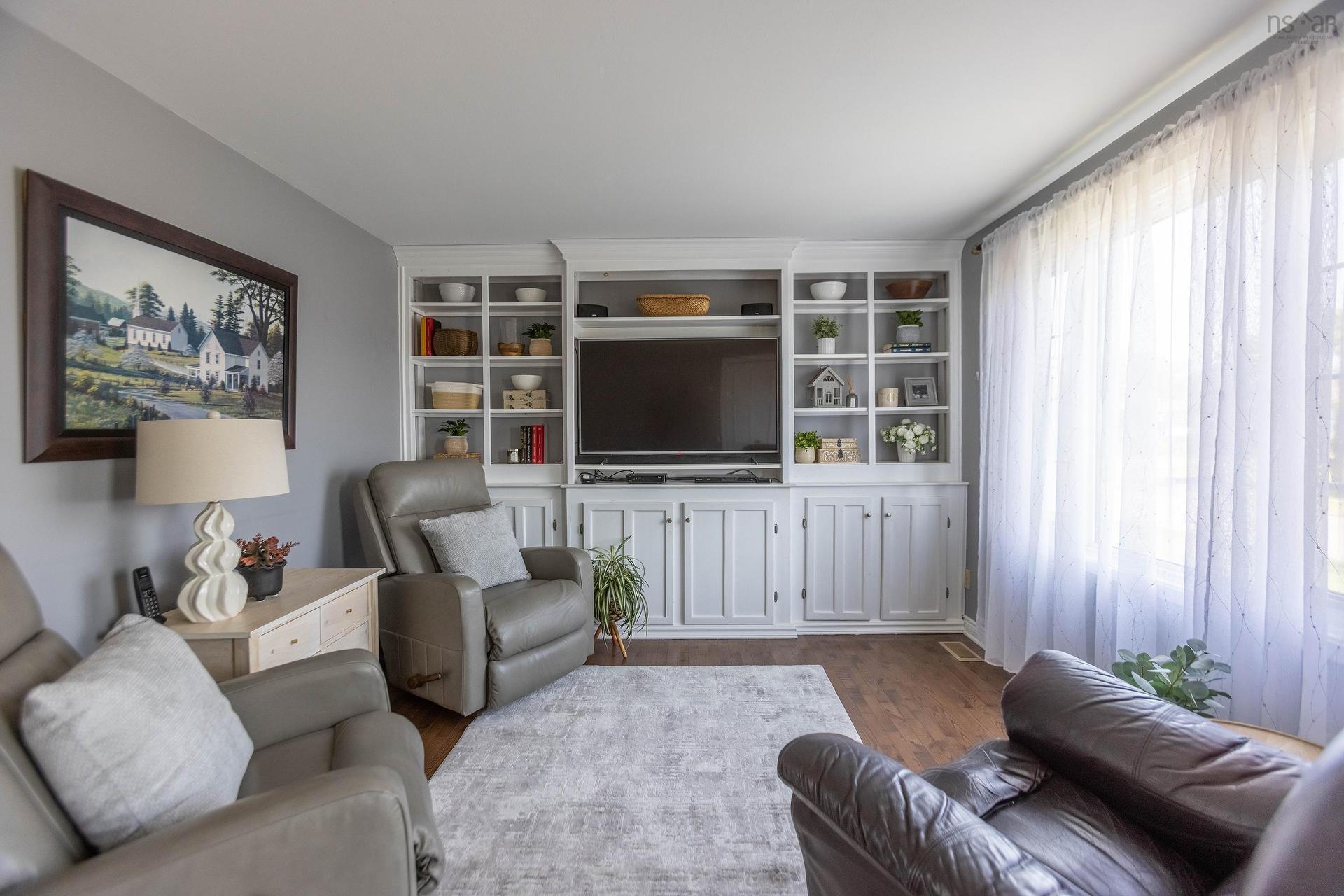 75 Willow Street, Amherst, NS - Indoor Photo Showing Living Room