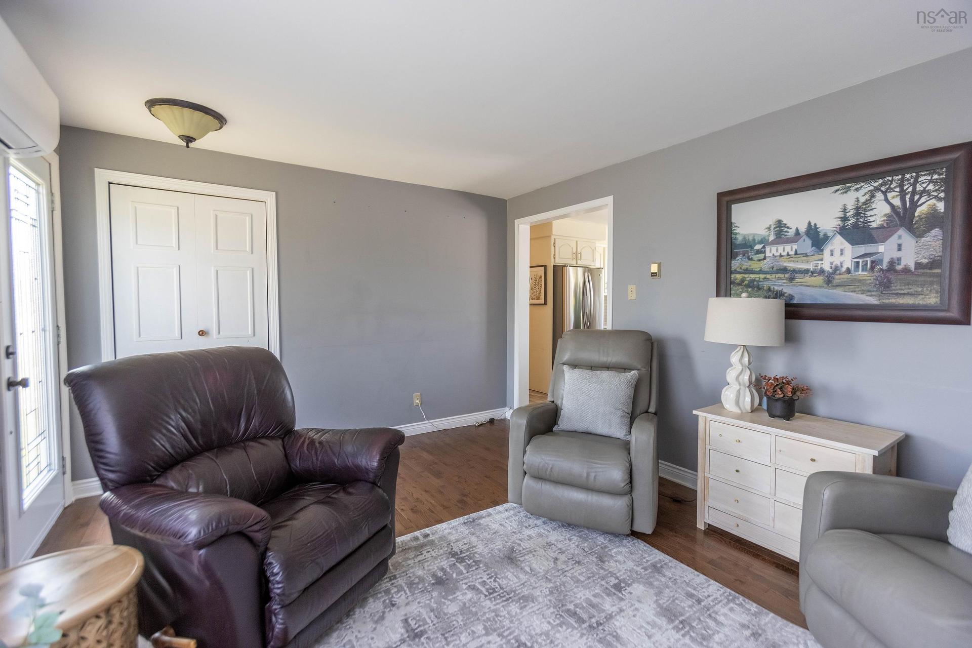 75 Willow Street, Amherst, NS - Indoor Photo Showing Living Room