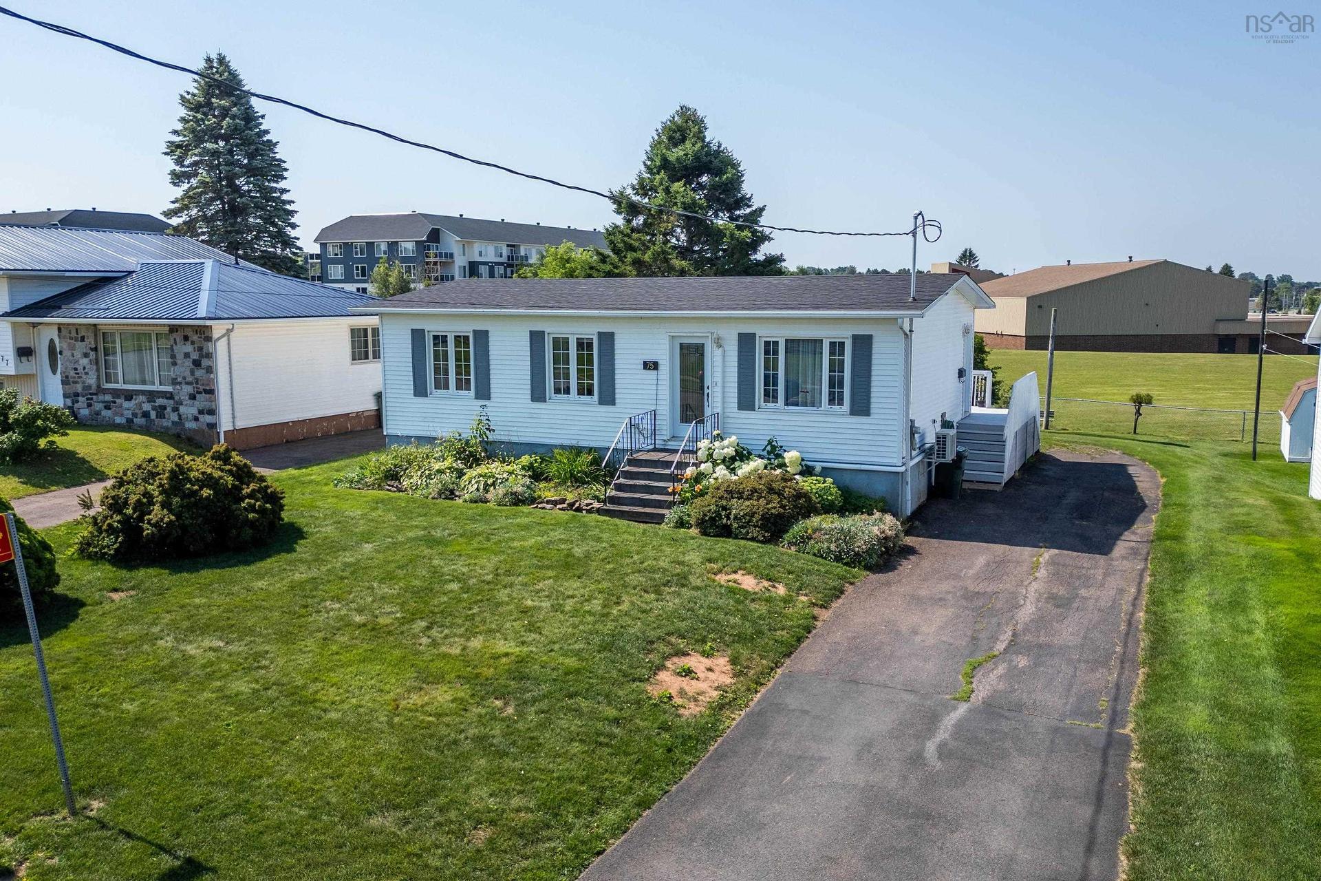 75 Willow Street, Amherst, NS - Outdoor