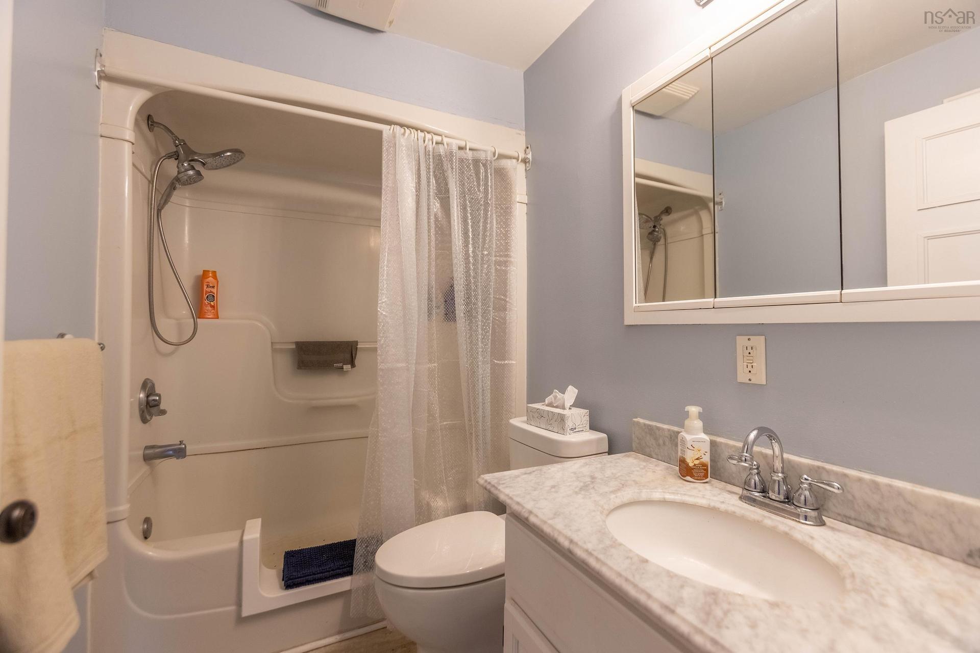 75 Willow Street, Amherst, NS - Indoor Photo Showing Bathroom