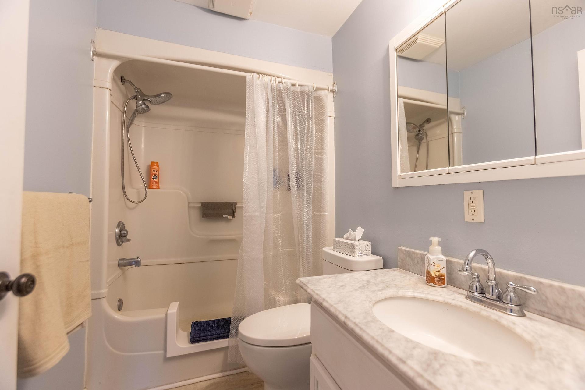 75 Willow Street, Amherst, NS - Indoor Photo Showing Bathroom