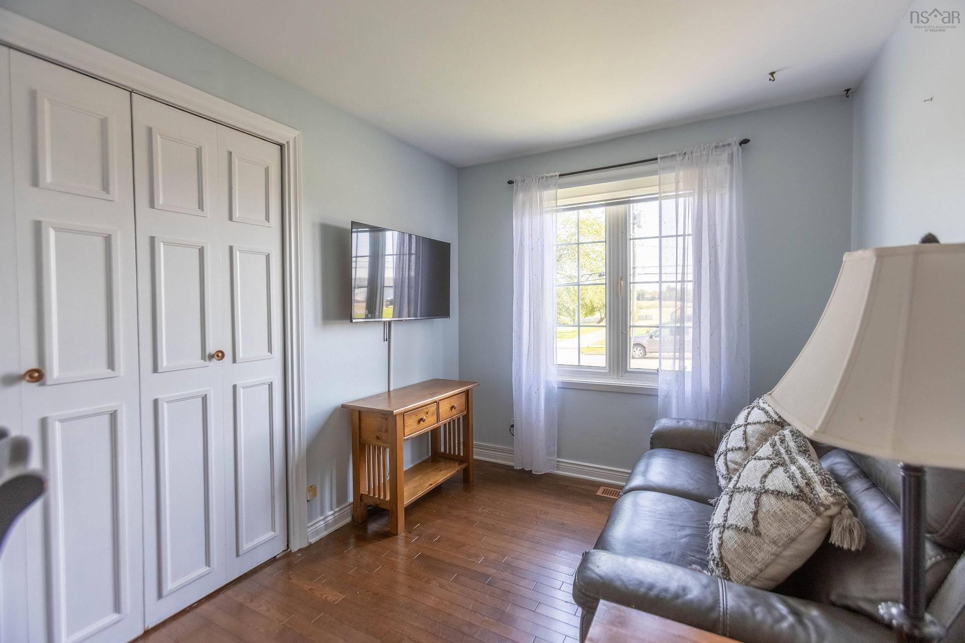 75 Willow Street, Amherst, NS - Indoor Photo Showing Living Room