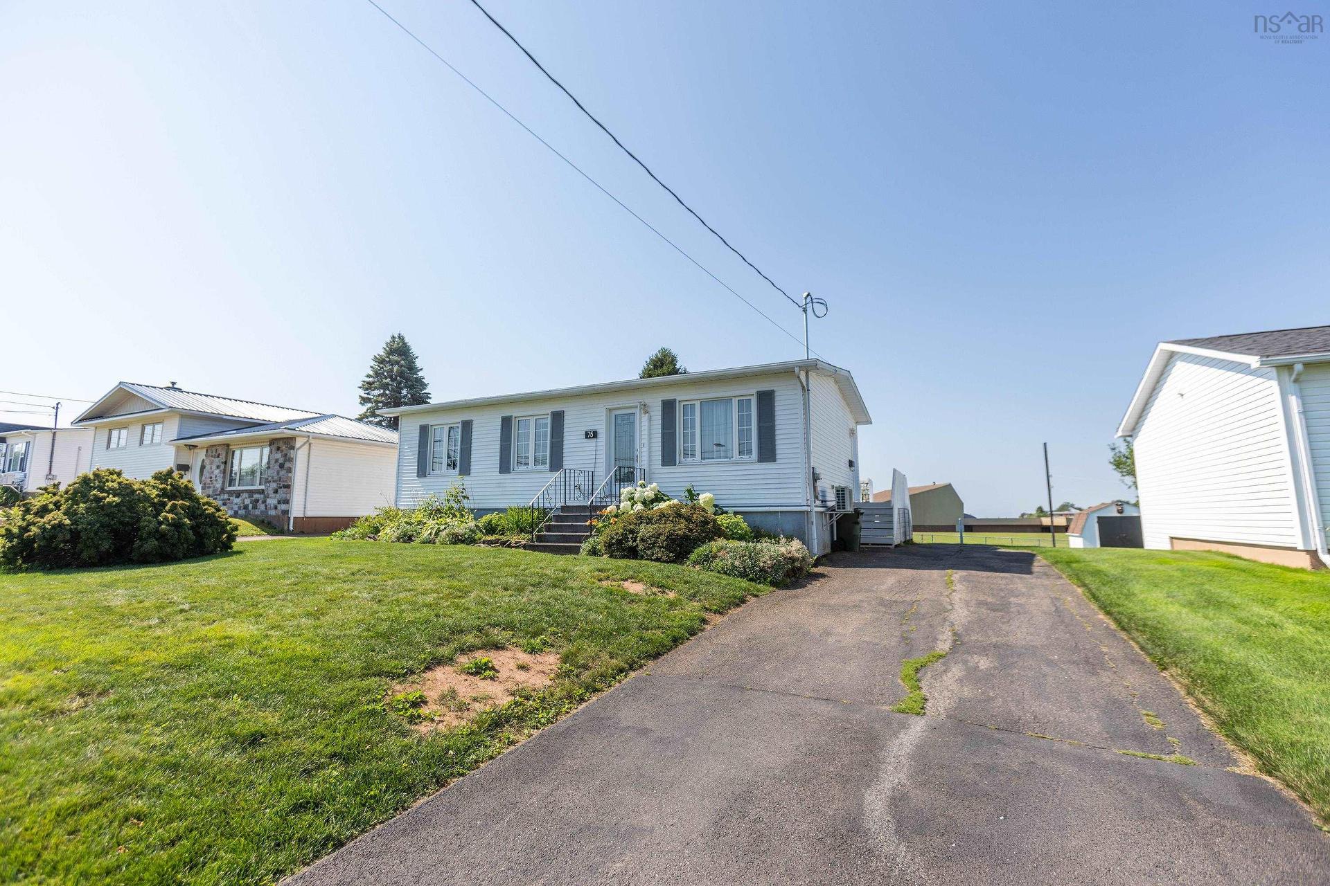 75 Willow Street, Amherst, NS - Outdoor