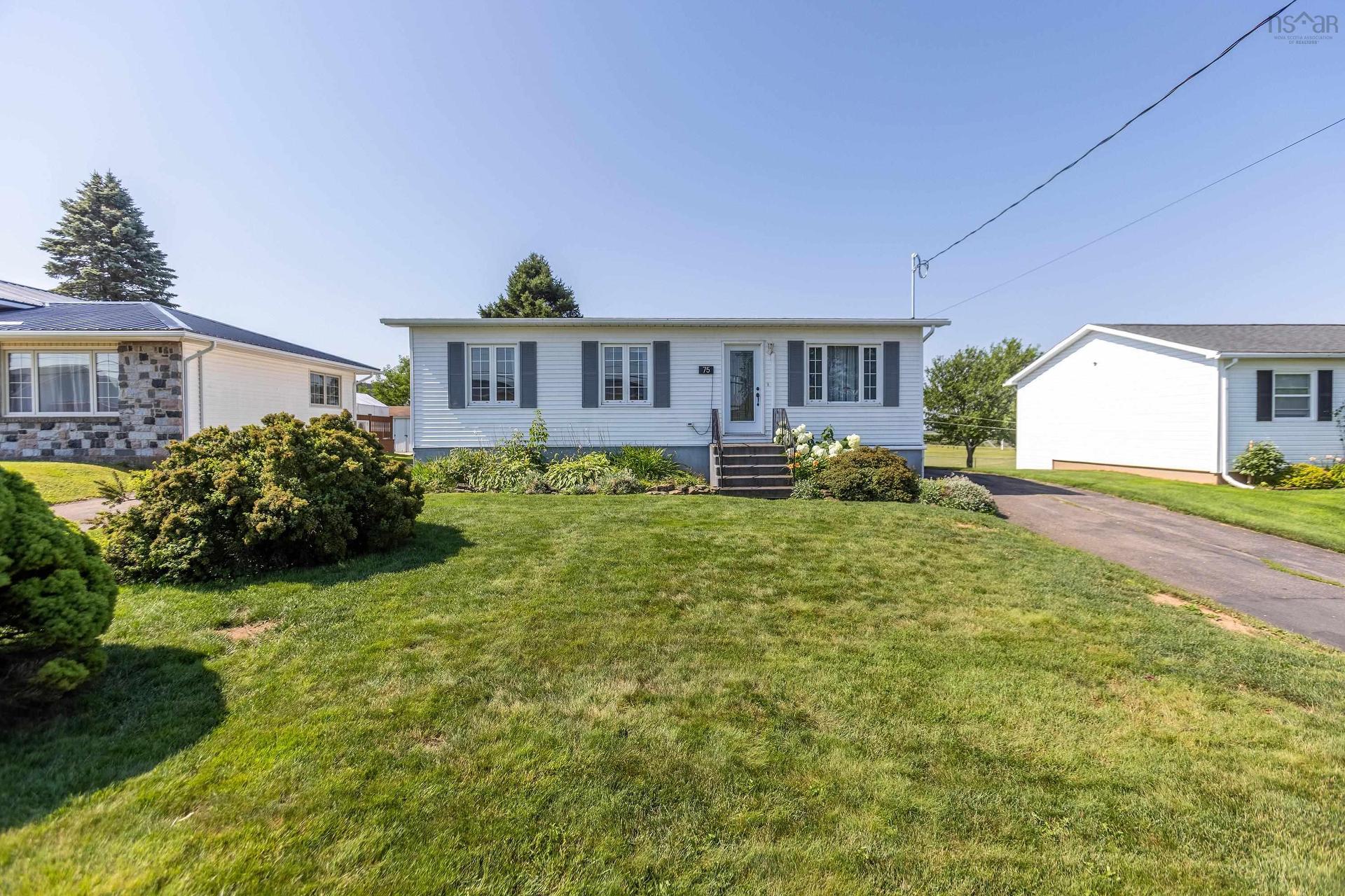 75 Willow Street, Amherst, NS - Outdoor