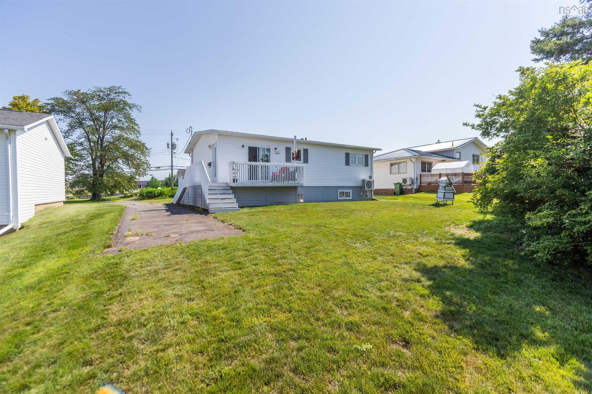 75 Willow Street, Amherst, NS - Outdoor
