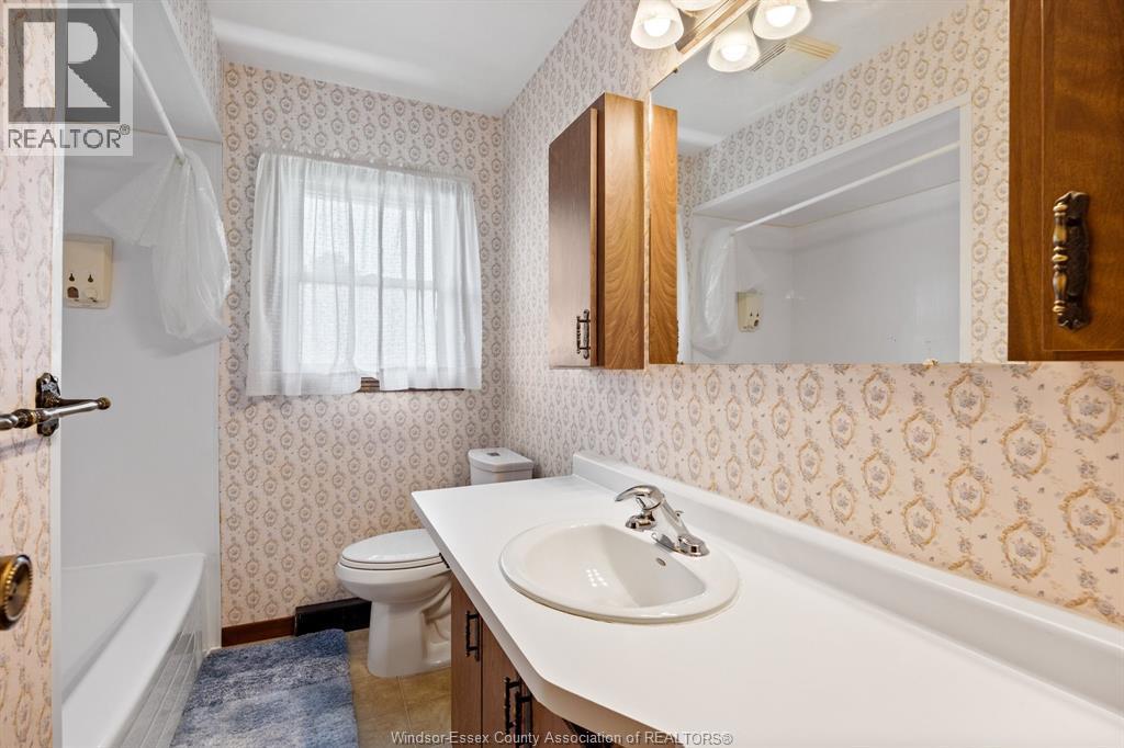 12 Gladstone, Leamington, ON - Indoor Photo Showing Bathroom