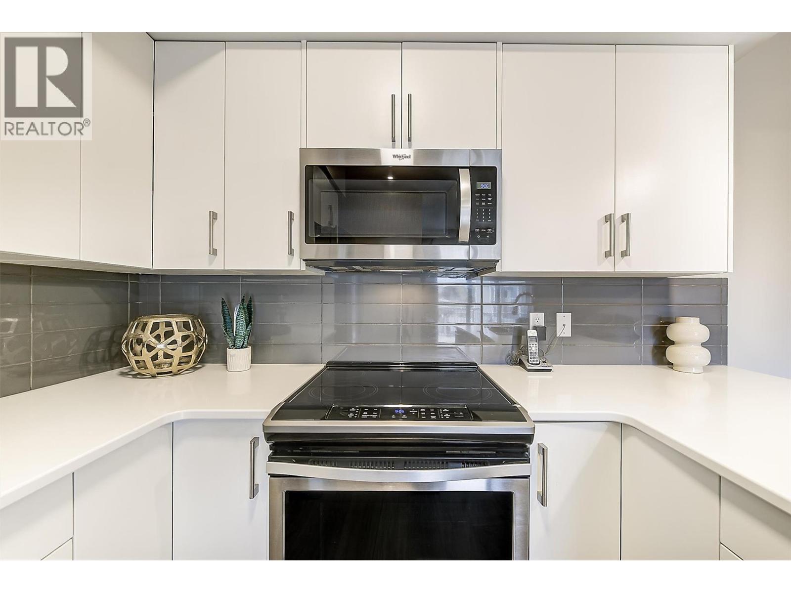 3090 Burtch Road Unit# 201, Kelowna, BC - Indoor Photo Showing Kitchen With Double Sink With Upgraded Kitchen
