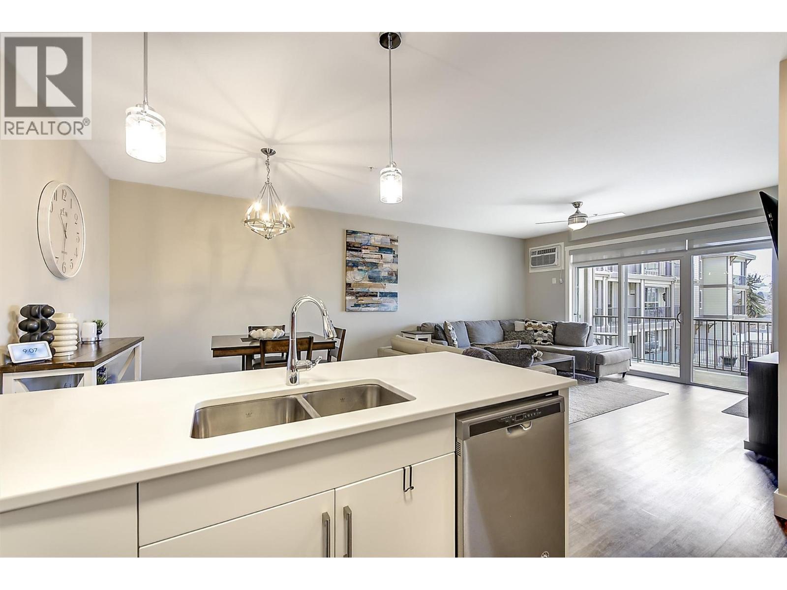 3090 Burtch Road Unit# 201, Kelowna, BC - Indoor Photo Showing Kitchen With Double Sink With Upgraded Kitchen