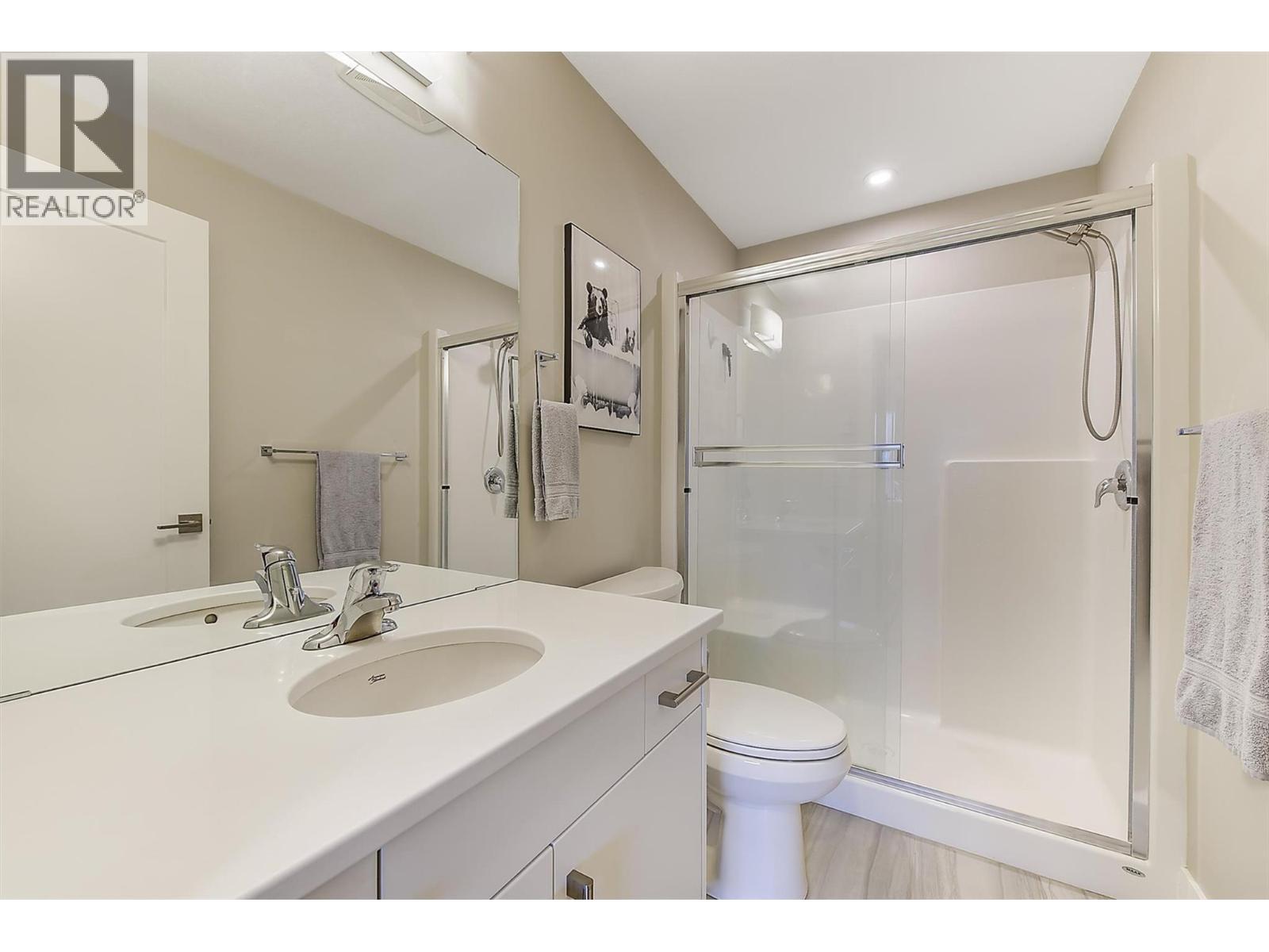 Ensuite bathroom with Glass surround shower & seating - 3090 Burtch Road Unit# 201, Kelowna, BC - Indoor Photo Showing Bedroom