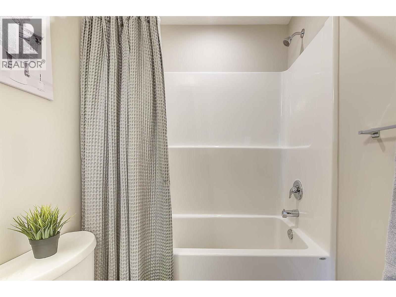 3090 Burtch Road Unit# 201, Kelowna, BC - Indoor Photo Showing Laundry Room