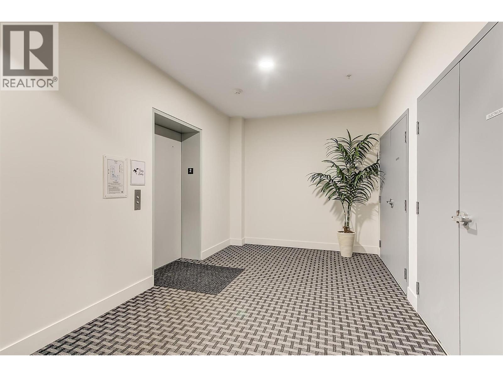 Crisp inviting expansive hallways welcome you home. - 3090 Burtch Road Unit# 201, Kelowna, BC - Indoor Photo Showing Bathroom