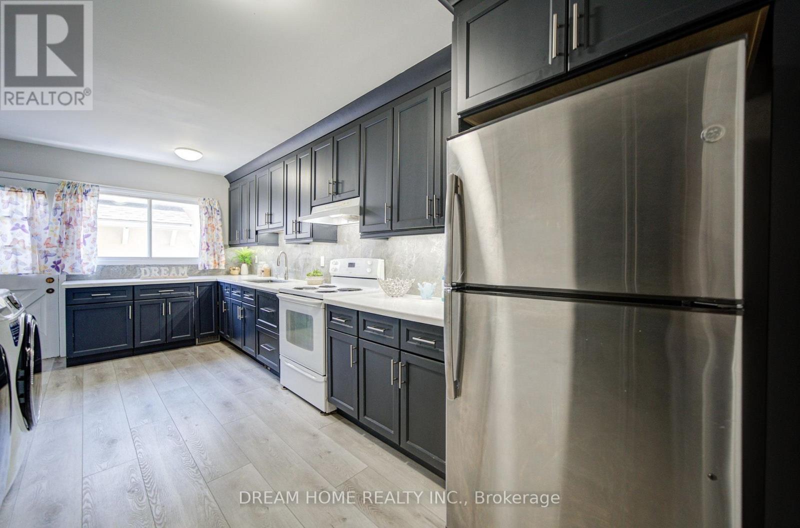 1323 Shamir Crescent, Mississauga, ON - Indoor Photo Showing Kitchen