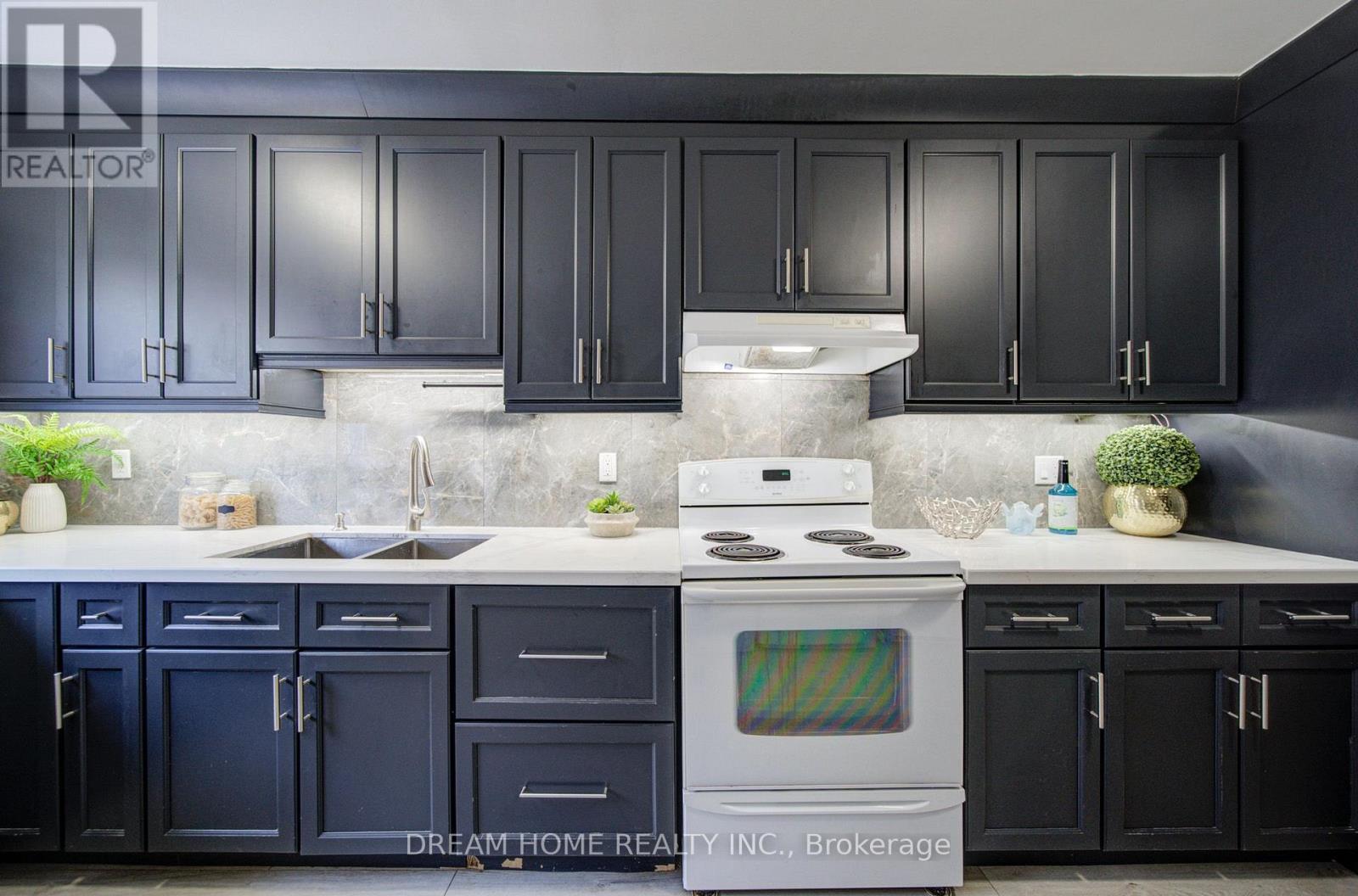 1323 Shamir Crescent, Mississauga, ON - Indoor Photo Showing Kitchen