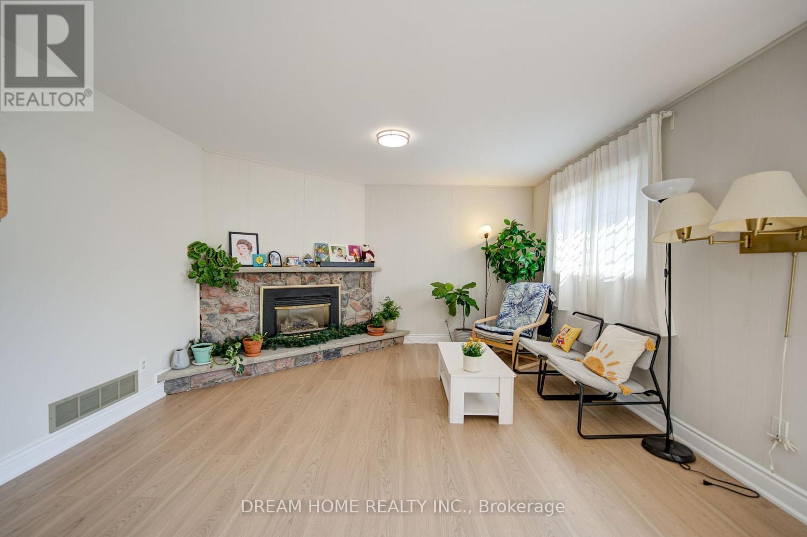 1323 Shamir Crescent, Mississauga, ON - Indoor Photo Showing Other Room With Fireplace