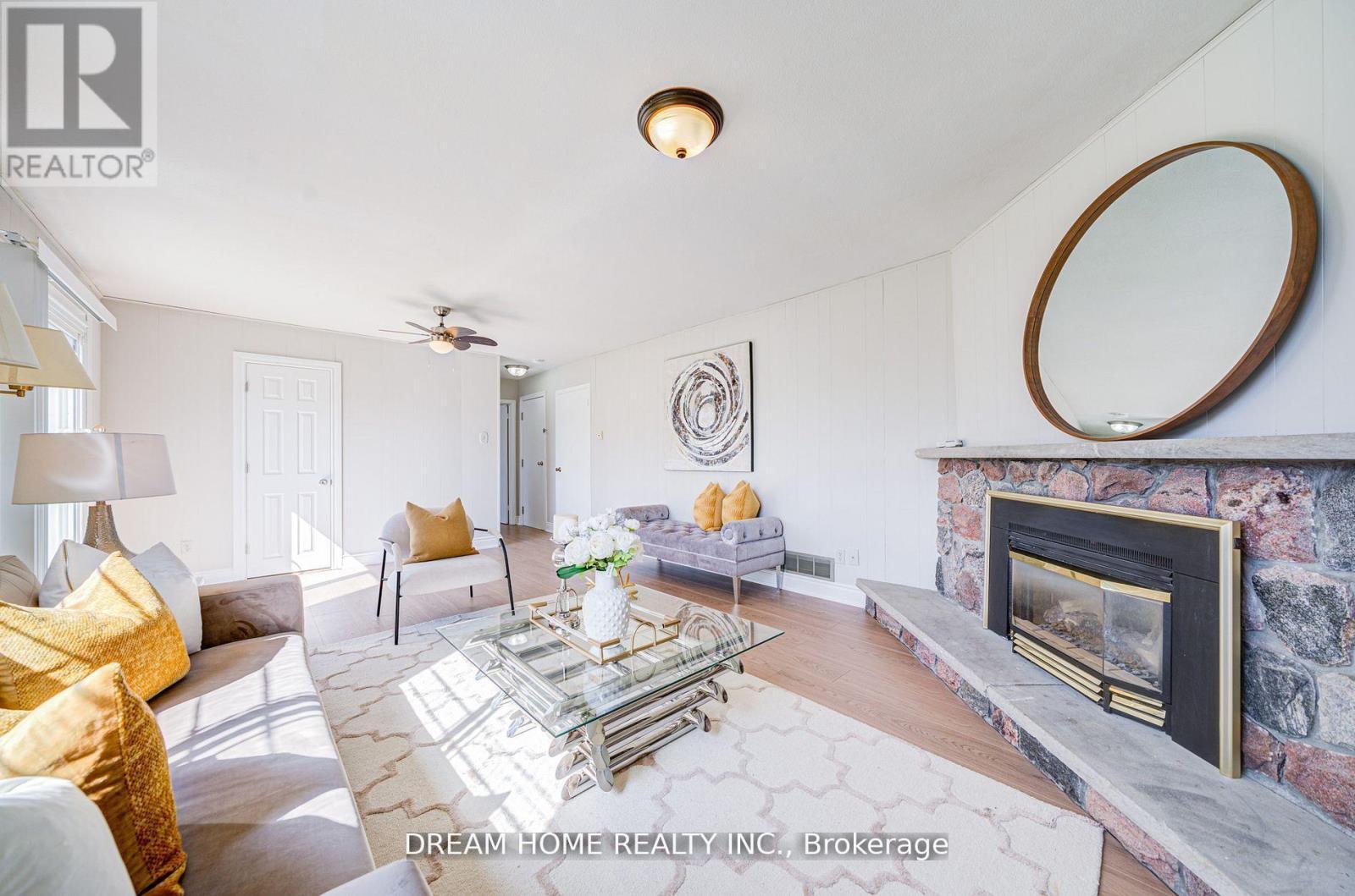 1323 Shamir Crescent, Mississauga, ON - Indoor Photo Showing Living Room With Fireplace