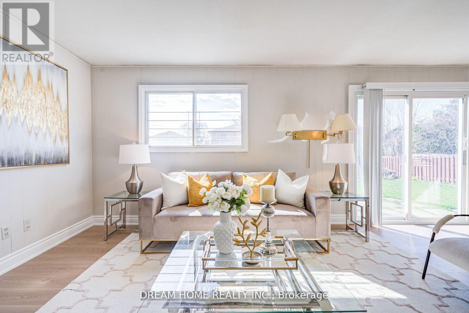 1323 Shamir Crescent, Mississauga, ON - Indoor Photo Showing Living Room