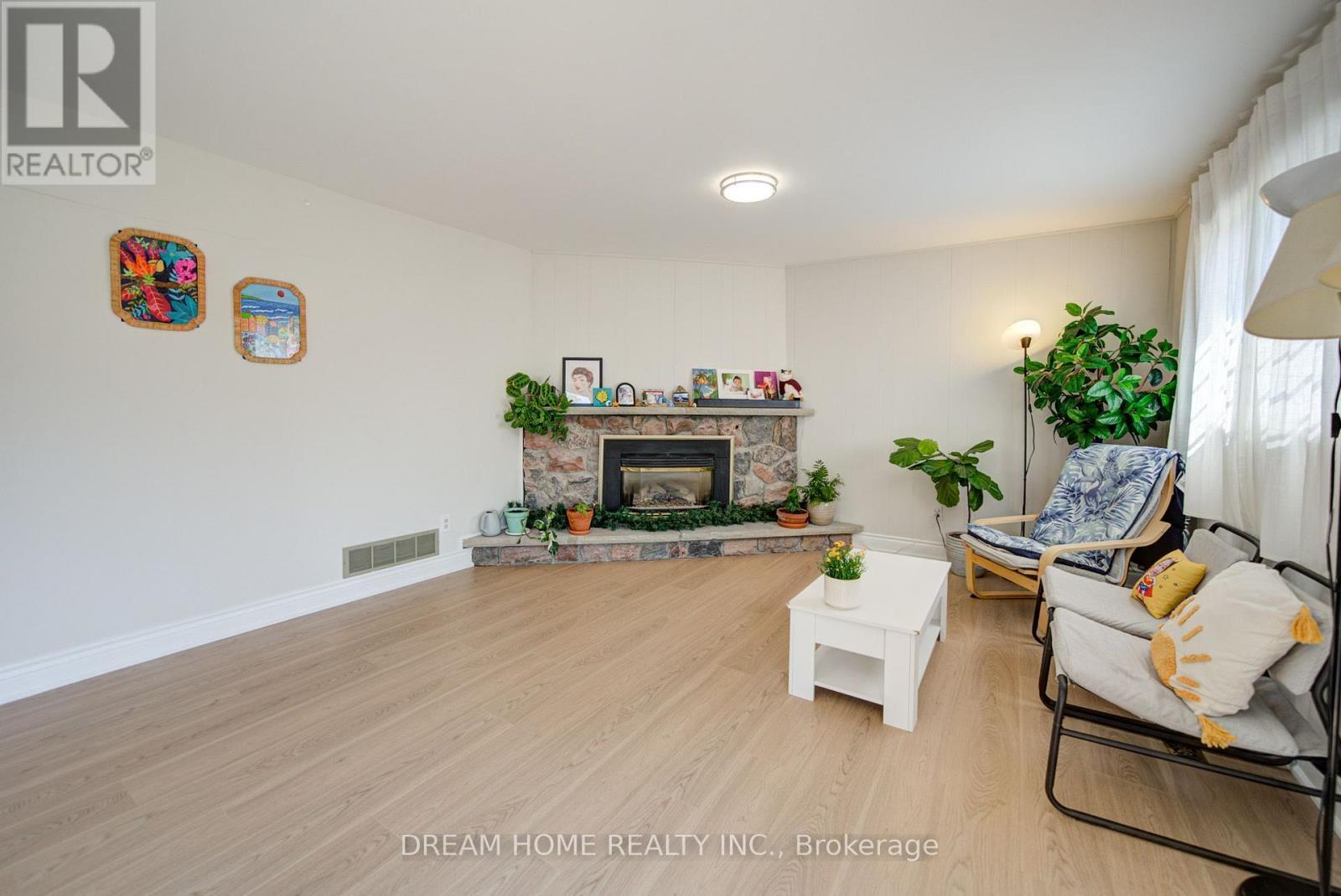 1323 Shamir Crescent, Mississauga, ON - Indoor Photo Showing Living Room With Fireplace