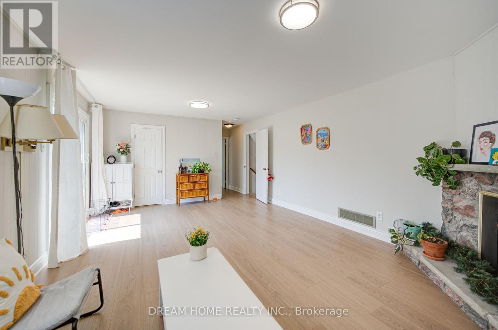 1323 Shamir Crescent, Mississauga, ON - Indoor With Fireplace