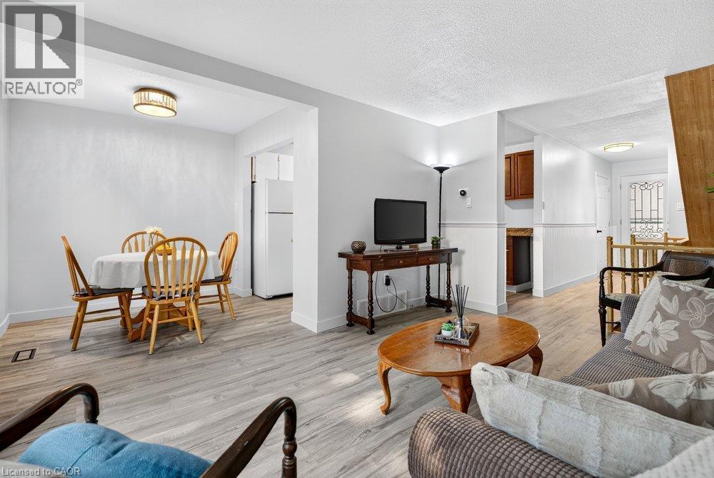 100 Quigley Road Unit# 85, Hamilton, ON - Indoor Photo Showing Living Room