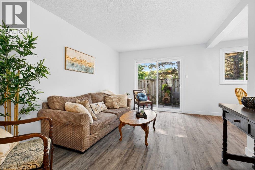 100 Quigley Road Unit# 85, Hamilton, ON - Indoor Photo Showing Living Room