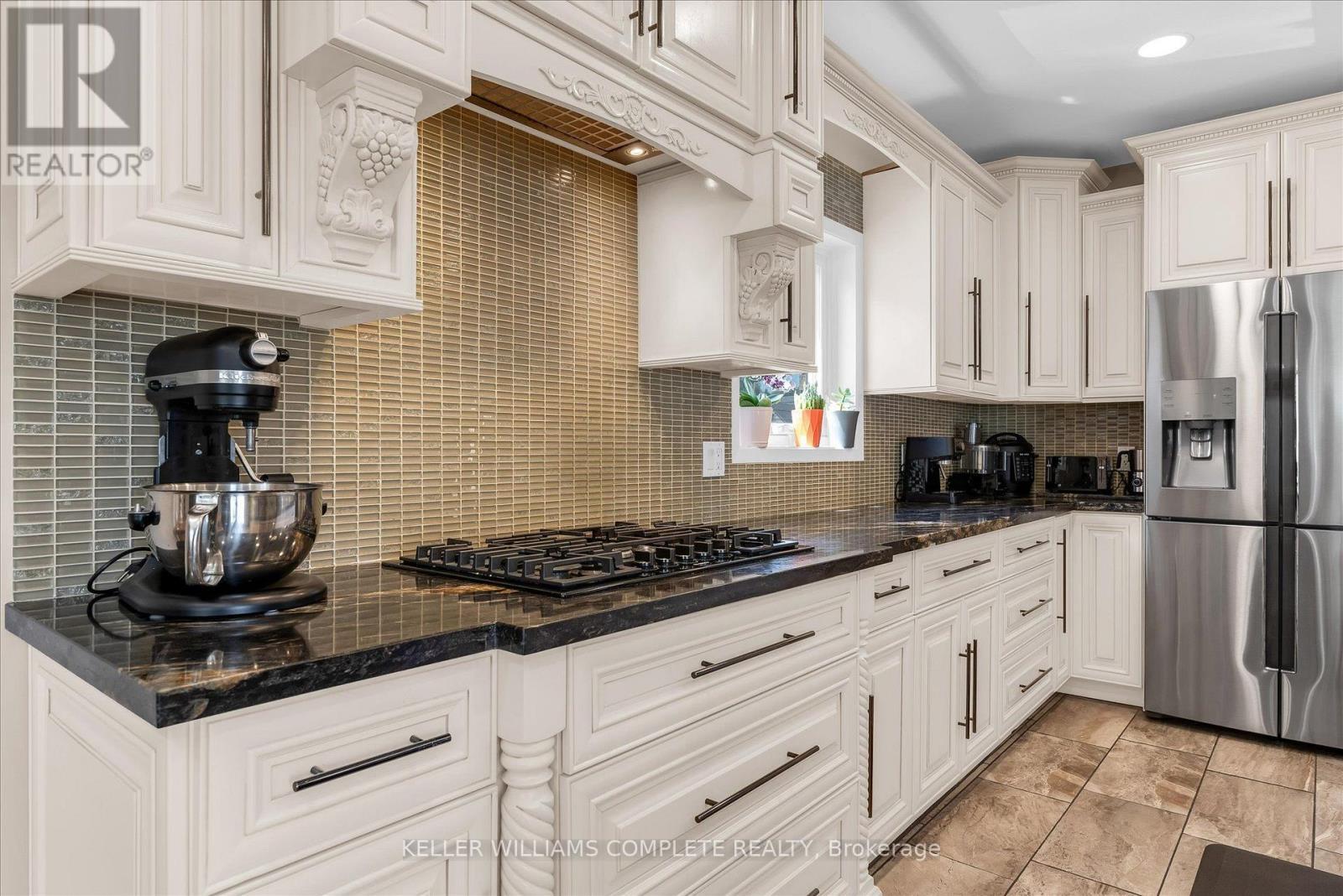 847 West 5Th Street, Hamilton, ON - Indoor Photo Showing Kitchen With Upgraded Kitchen