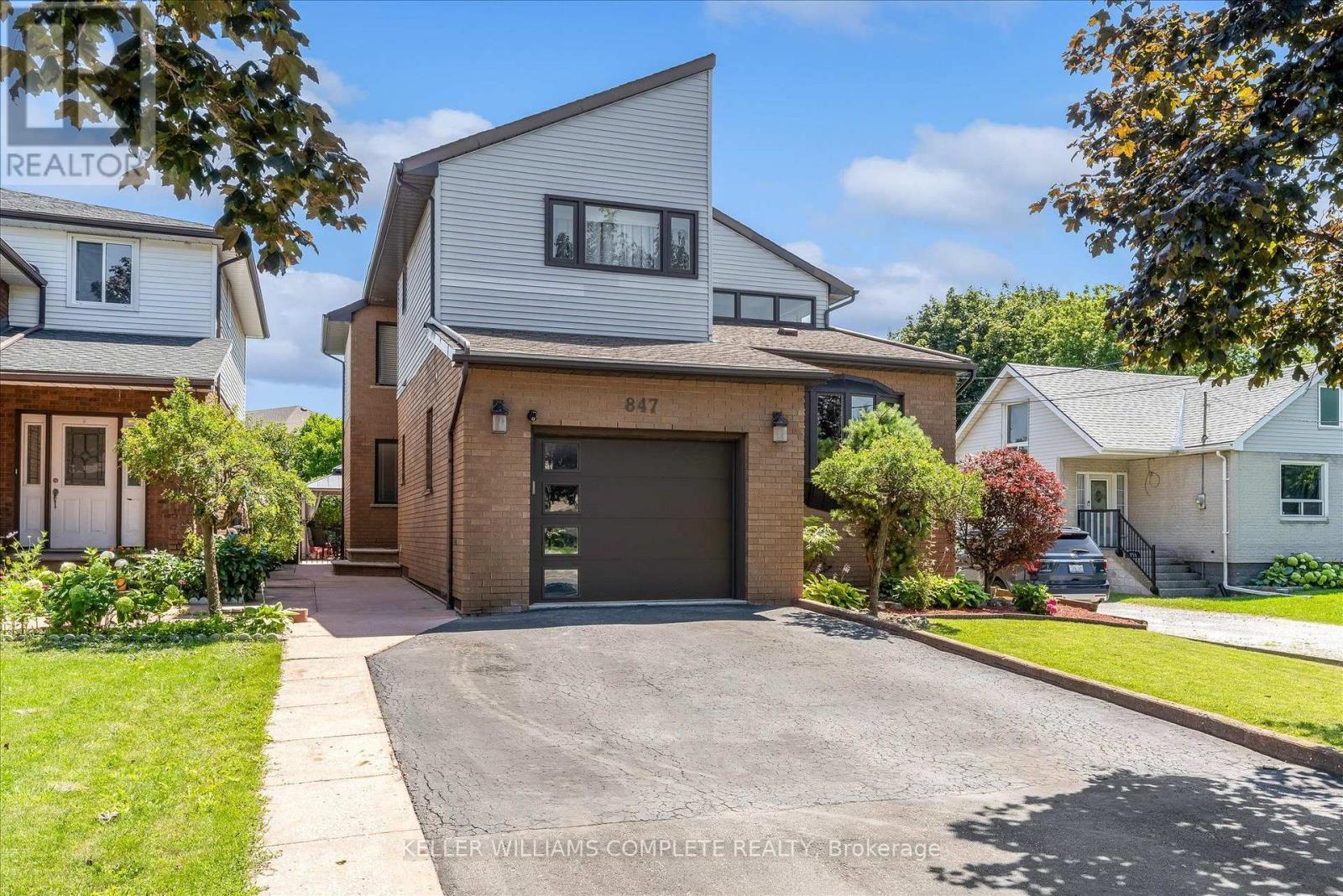 Front view and Garage - 847 West 5Th Street, Hamilton, ON - Outdoor With Facade