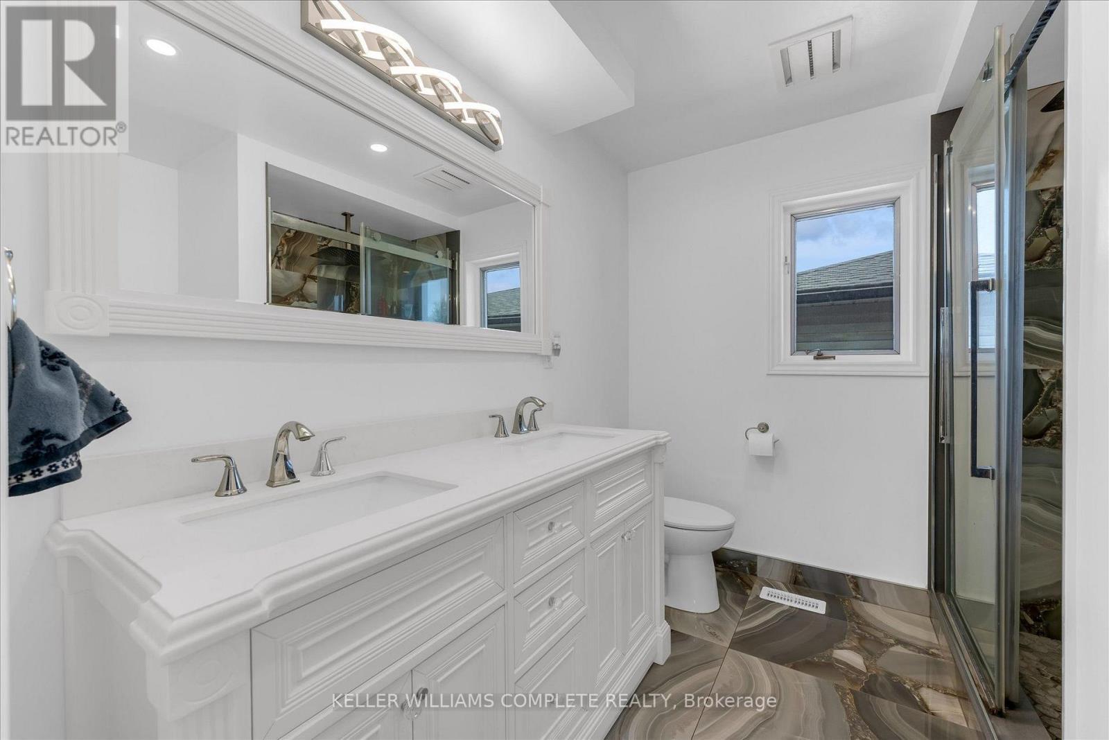 Full Bathroom - 847 West 5Th Street, Hamilton, ON - Indoor Photo Showing Bathroom