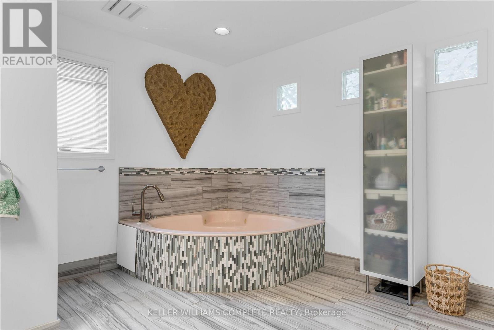 Ensuite Jetted Tub - 847 West 5Th Street, Hamilton, ON - Indoor