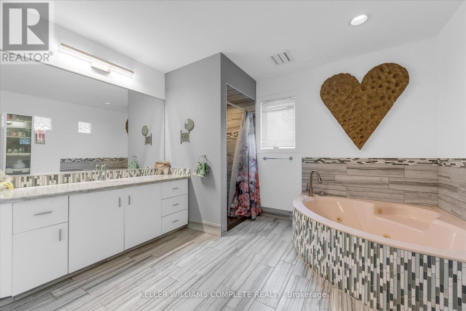 Ensuite - 847 West 5Th Street, Hamilton, ON - Indoor Photo Showing Bathroom