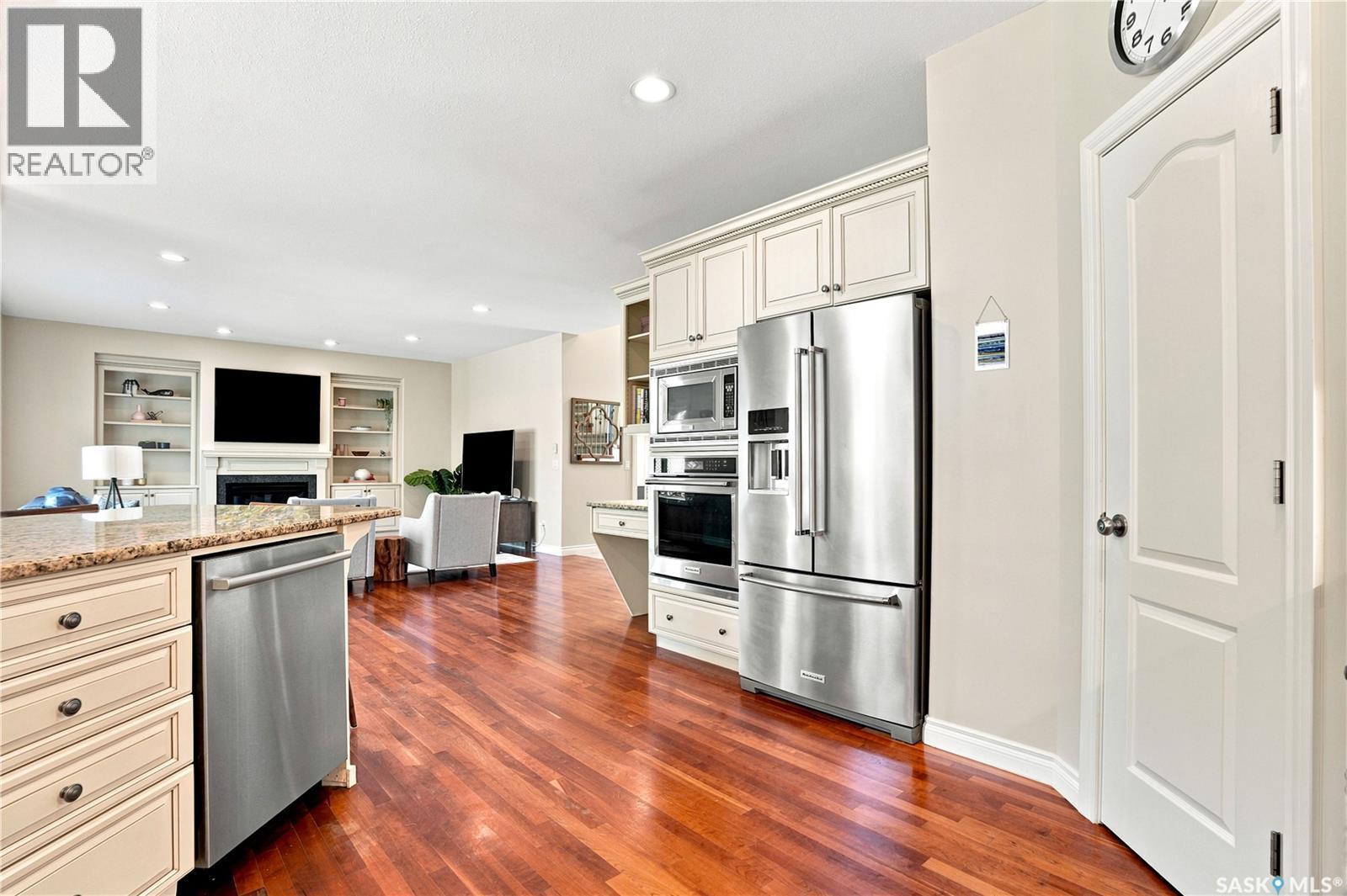 718 Brookhurst Lane, Saskatoon, SK - Indoor Photo Showing Kitchen With Stainless Steel Kitchen