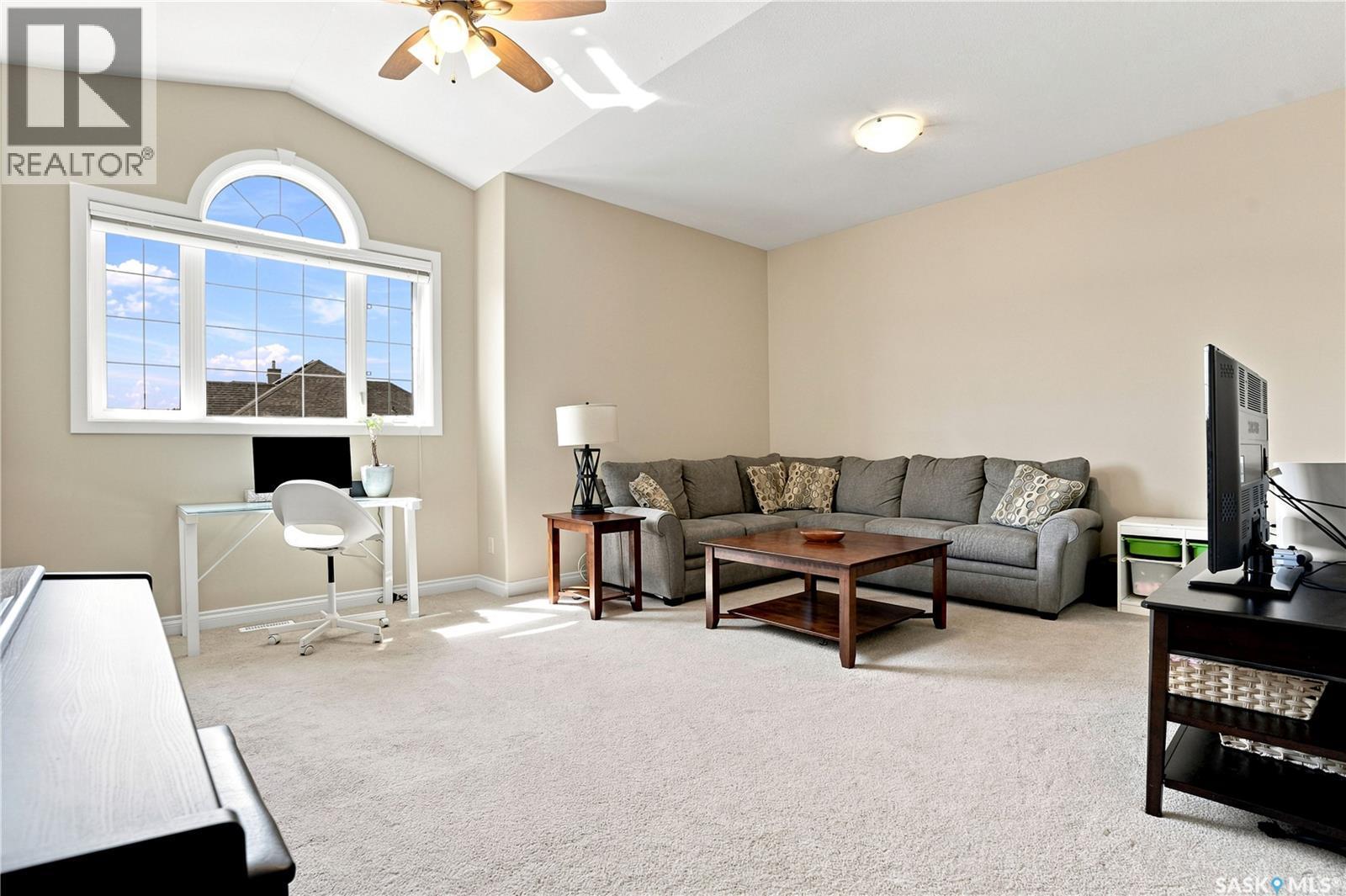 718 Brookhurst Lane, Saskatoon, SK - Indoor Photo Showing Living Room